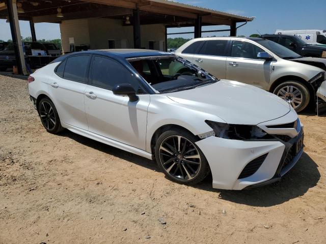 4T1B61HK2JU139300 - 2018 TOYOTA CAMRY XSE WHITE photo 4