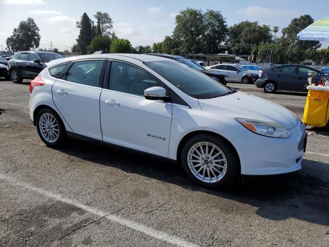 1FAHP3R41CL458323 - 2012 FORD FOCUS BEV WHITE photo 4