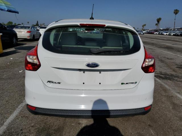 1FAHP3R41CL458323 - 2012 FORD FOCUS BEV WHITE photo 6