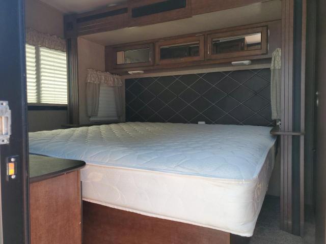 4YDT33320JB451483 - 2018 OUTB TRAVEL TRL TWO TONE photo 6