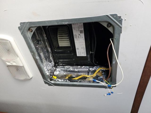 4YDT33320JB451483 - 2018 OUTB TRAVEL TRL TWO TONE photo 9