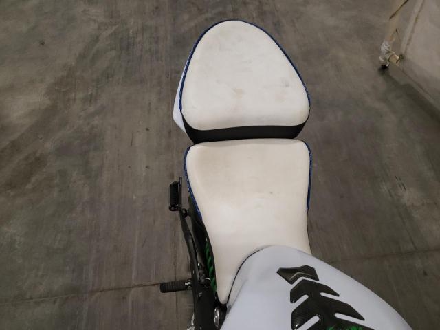 JKAEXEE15FDA18900 - 2015 KAWASAKI EX650 E WHITE photo 6