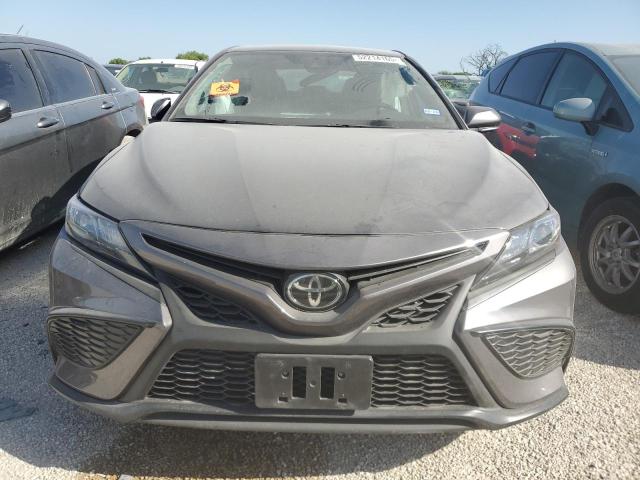 4T1G11AK2RU883800 - 2024 TOYOTA CAMRY SE NIGHT SHADE GRAY photo 5
