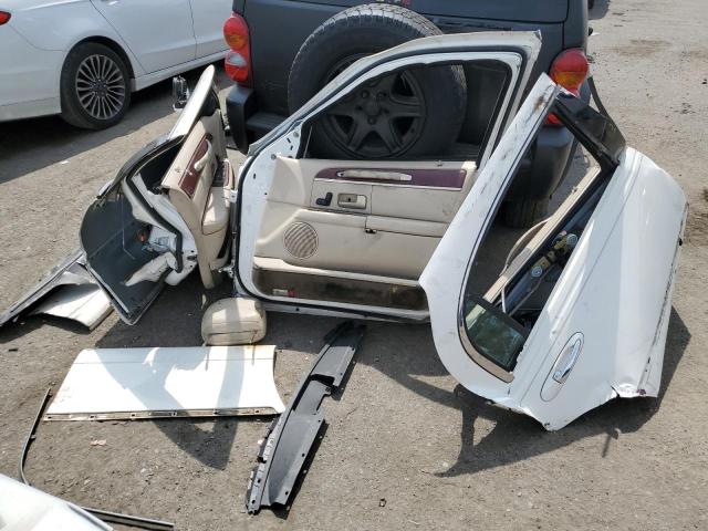 1LNHM81W03Y610636 - 2003 LINCOLN TOWN CAR EXECUTIVE WHITE photo 12
