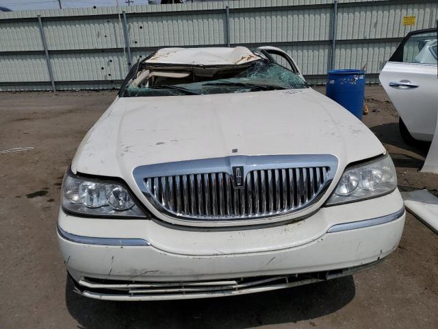 1LNHM81W03Y610636 - 2003 LINCOLN TOWN CAR EXECUTIVE WHITE photo 5