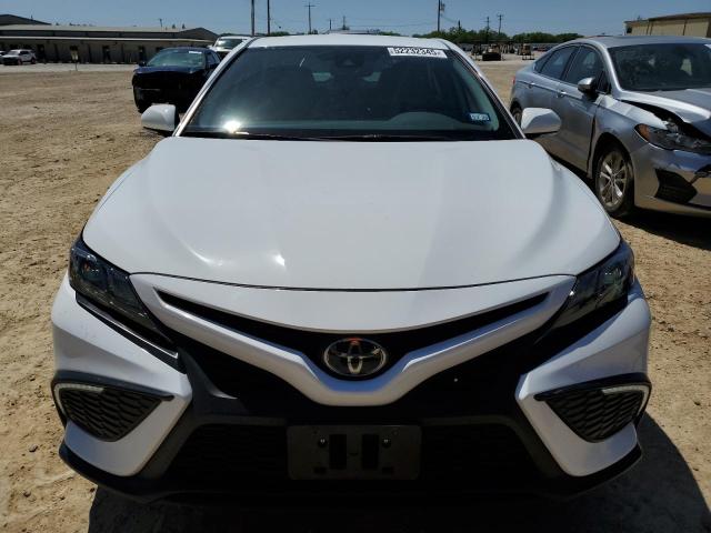 4T1G11AK7RU875613 - 2024 TOYOTA CAMRY SE NIGHT SHADE WHITE photo 5