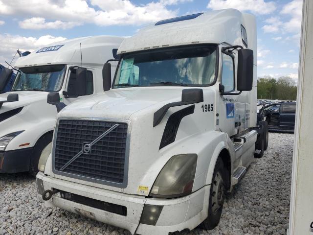 4V4NC9EH4FN932007 - 2015 VOLVO VN VNL WHITE photo 2