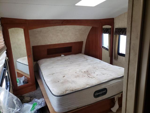 4YDF29327A2504649 - 2010 COUG TOY HAULER WHITE photo 5