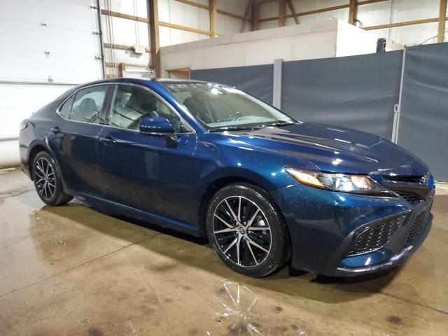 4T1G11AKXMU598822 - 2021 TOYOTA CAMRY SE BLUE photo 4