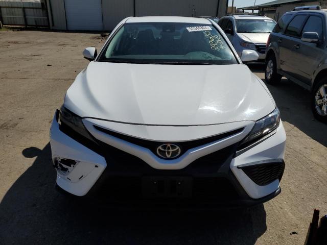 4T1G11AK5MU444891 - 2021 TOYOTA CAMRY SE WHITE photo 5