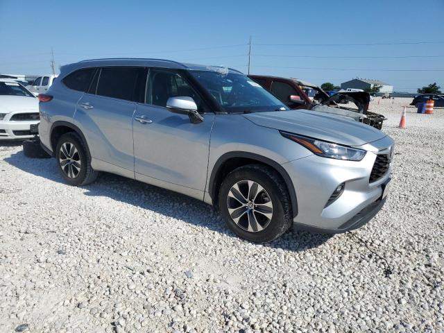 5TDGZRAH5LS502887 - 2020 TOYOTA HIGHLANDER XLE SILVER photo 4