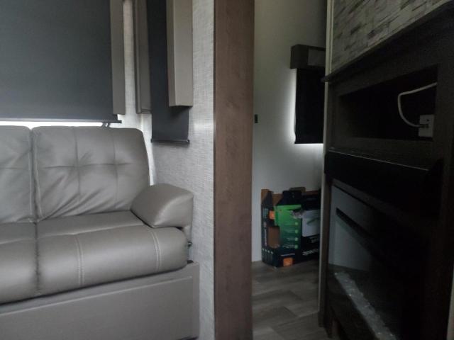 4X4TSMB25KA324744 - 2019 SALEEN CAMPER BLACK photo 5