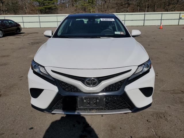 4T1BZ1HK8JU002417 - 2018 TOYOTA CAMRY XSE WHITE photo 5