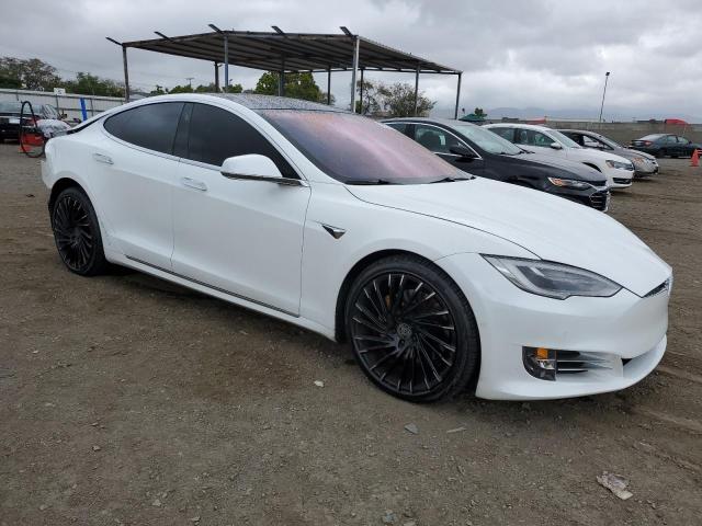 5YJSA1E29JF265637 - 2018 TESLA MODEL S WHITE photo 4