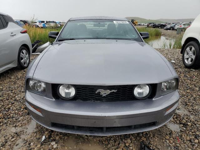 1ZVFT82H575228220 - 2007 FORD MUSTANG GT GRAY photo 5
