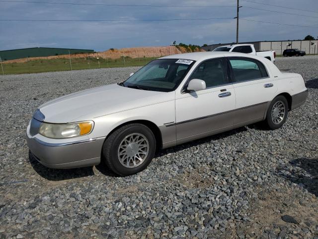 1LNHM82WX1Y659368 - 2001 LINCOLN TOWN CAR SIGNATURE WHITE photo 1