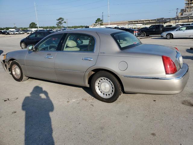 1LNHM81W01Y718395 - 2001 LINCOLN TOWN CAR EXECUTIVE GOLD photo 2