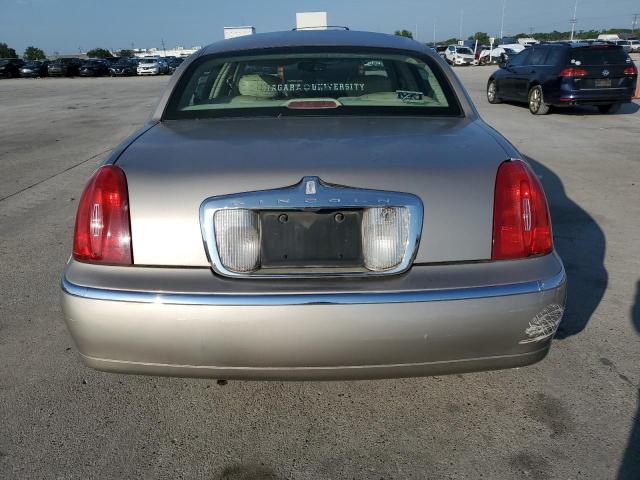 1LNHM81W01Y718395 - 2001 LINCOLN TOWN CAR EXECUTIVE GOLD photo 6