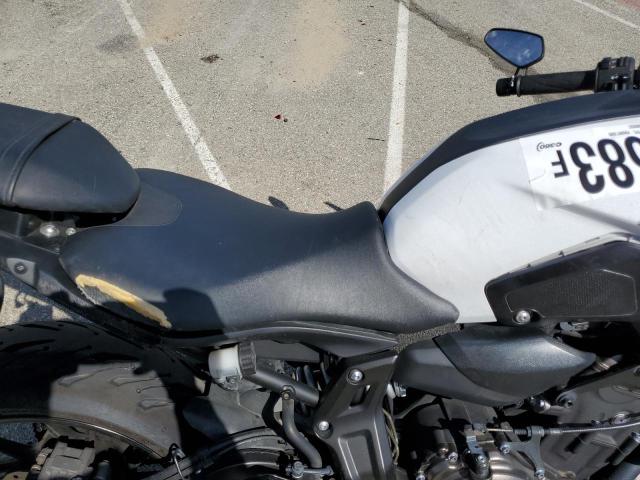 JYARM27Y4JA000822 - 2018 YAMAHA MT07 C TWO TONE photo 5