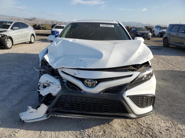 4T1S11AK1PU183712 - 2023 TOYOTA CAMRY SE NIGHT SHADE WHITE photo 5