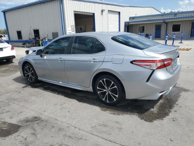 4T1B11HK9JU637962 - 2018 TOYOTA CAMRY L SILVER photo 2