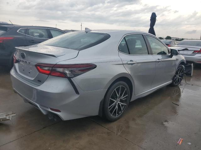 4T1T11AK5PU801456 - 2023 TOYOTA CAMRY SE NIGHT SHADE SILVER photo 3