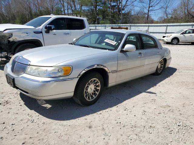 2002 LINCOLN TOWN CAR SIGNATURE, 