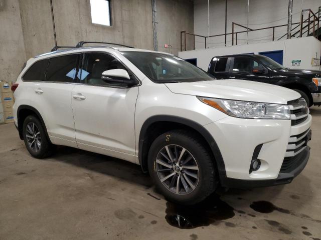 5TDJZRFH3JS530960 - 2018 TOYOTA HIGHLANDER SE WHITE photo 4