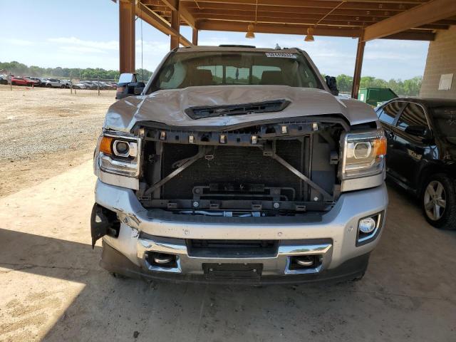 1GT12UEY1JF141503 - 2018 GMC SIERRA K2500 DENALI SILVER photo 5