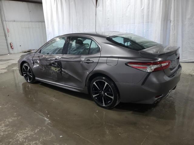 4T1B61HK8JU501355 - 2018 TOYOTA CAMRY XSE GRAY photo 2