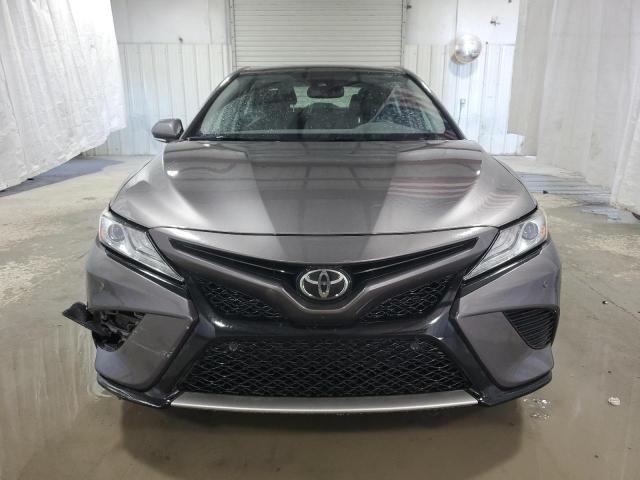 4T1B61HK8JU501355 - 2018 TOYOTA CAMRY XSE GRAY photo 5