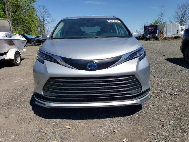 5TDKRKEC3NS116245 - 2022 TOYOTA SIENNA LE SILVER photo 5