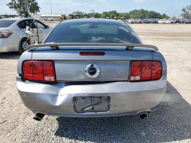 1ZVFT82H665225812 - 2006 FORD MUSTANG GT GRAY photo 6