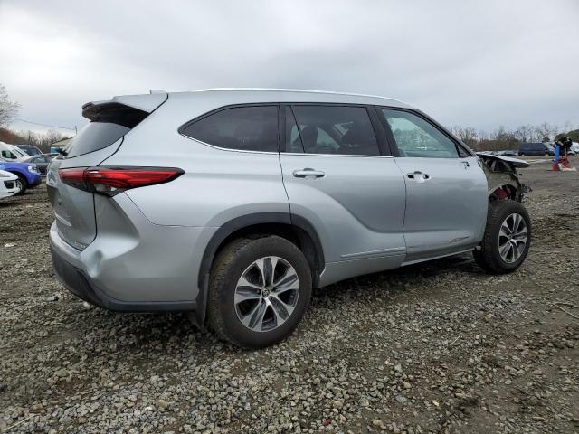 5TDHZRBH0MS072027 - 2021 TOYOTA HIGHLANDER XLE SILVER photo 3
