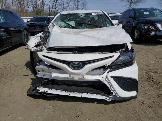 4T1G11BK8PU106517 - 2023 TOYOTA CAMRY SE NIGHT SHADE WHITE photo 5