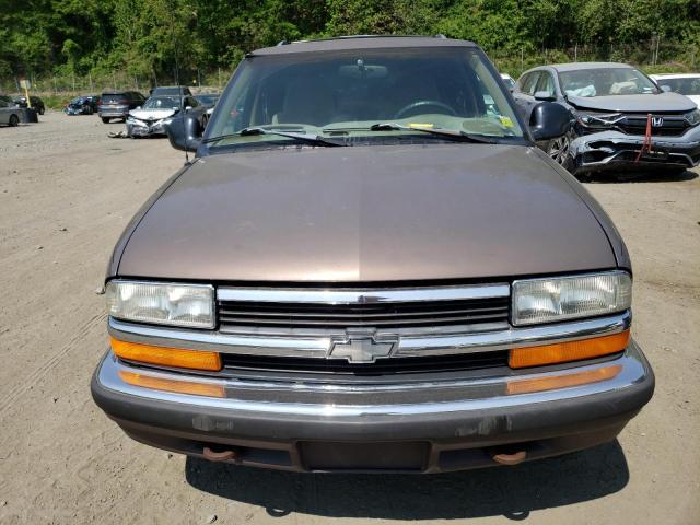 1GNDT13W9W2179528 - 1998 CHEVROLET BLAZER BROWN photo 5