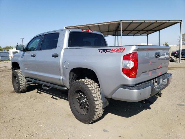 5TFDY5F15GX515939 - 2016 TOYOTA TUNDRA CREWMAX SR5 SILVER photo 2