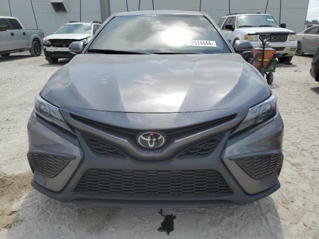 4T1T11AK6NU064684 - 2022 TOYOTA CAMRY SE GRAY photo 5