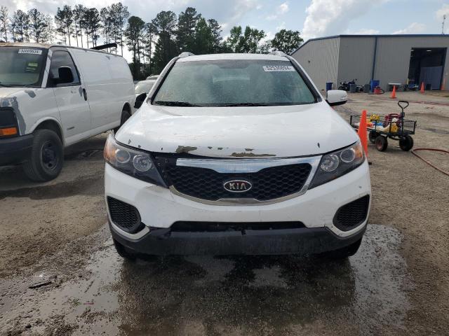 5XYKT4A26BG128022 - 2011 KIA SORENTO BASE WHITE photo 5