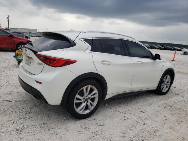 SJKCH5CPXJA057648 - 2018 INFINITI QX30 BASE WHITE photo 3