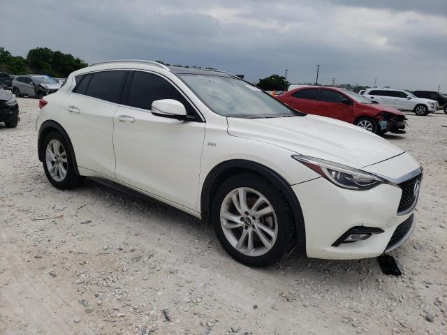 SJKCH5CPXJA057648 - 2018 INFINITI QX30 BASE WHITE photo 4