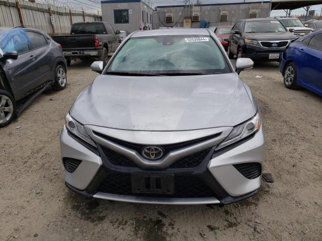 4T1K61AKXLU941445 - 2020 TOYOTA CAMRY XSE SILVER photo 5