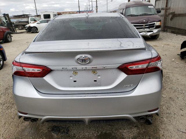 4T1K61AKXLU941445 - 2020 TOYOTA CAMRY XSE SILVER photo 6