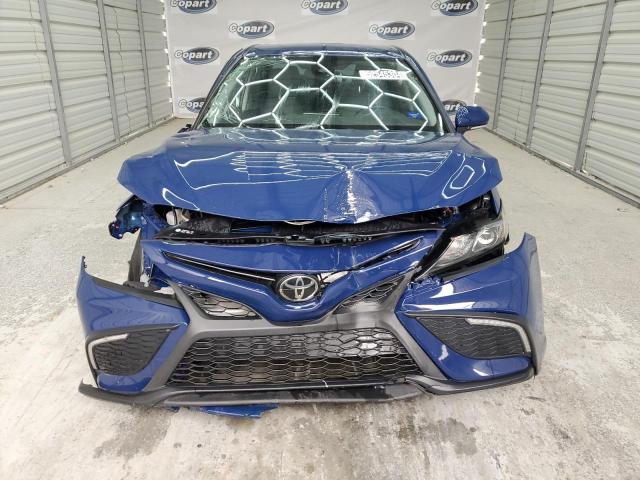 4T1G11AK3PU138891 - 2023 TOYOTA CAMRY SE NIGHT SHADE BLUE photo 5