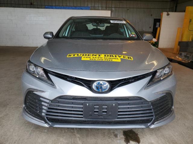 4T1H31AK9NU593241 - 2022 TOYOTA CAMRY LE SILVER photo 5