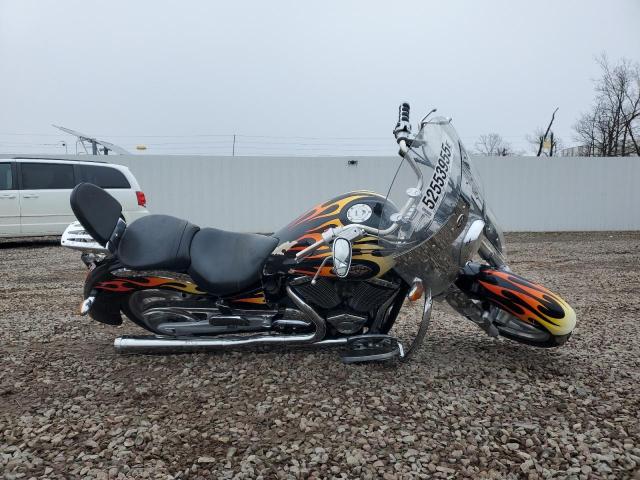 5VPCB16D653006075 - 2005 VICTORY MOTORCYCLES KINGPIN შავი ფოტო 1