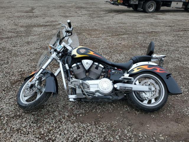 5VPCB16D653006075 - 2005 VICTORY MOTORCYCLES KINGPIN შავი ფოტო 3