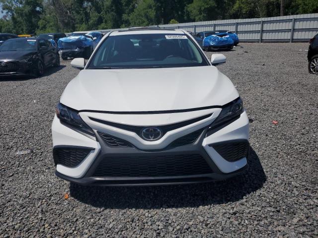 4T1S11AKXRU903222 - 2024 TOYOTA CAMRY SE NIGHT SHADE WHITE photo 5