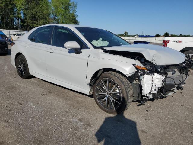 4T1G11AK1RU261933 - 2024 TOYOTA CAMRY SE NIGHT SHADE WHITE photo 4