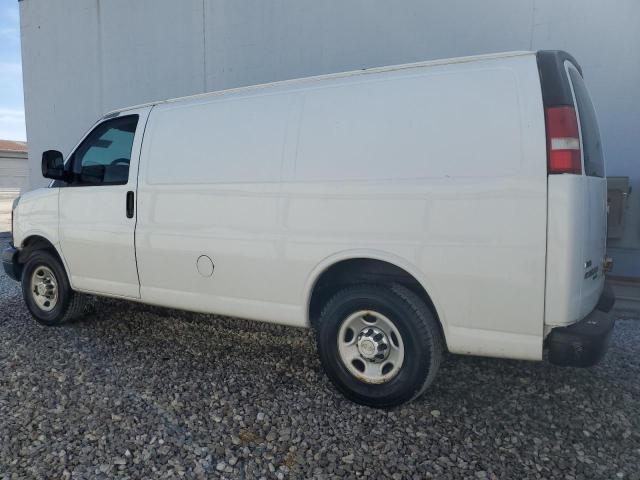 1GCWGFBA6B1120994 - 2011 CHEVROLET EXPRESS G2 WHITE photo 2